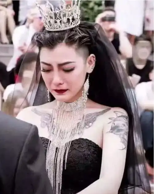  曾经爆红穿黑婚纱有纹身的新娘,如今变成这副模样,差点没认出来