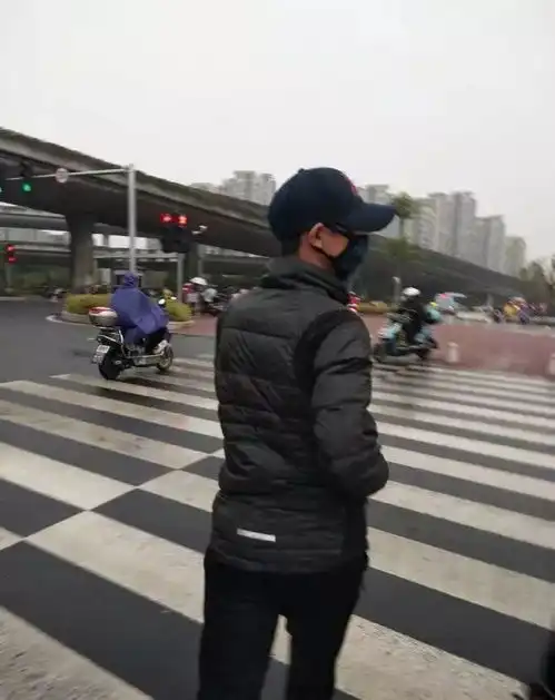  在福州看见这个鸭舌帽口罩男,那你要小心了
