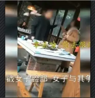  情侣为嫁妆在公共场合吵翻,男人结婚要面子,女人一甩现金给你