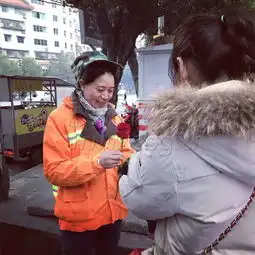  暖万州一名幼儿教师情人节收到玫瑰转赠环卫工