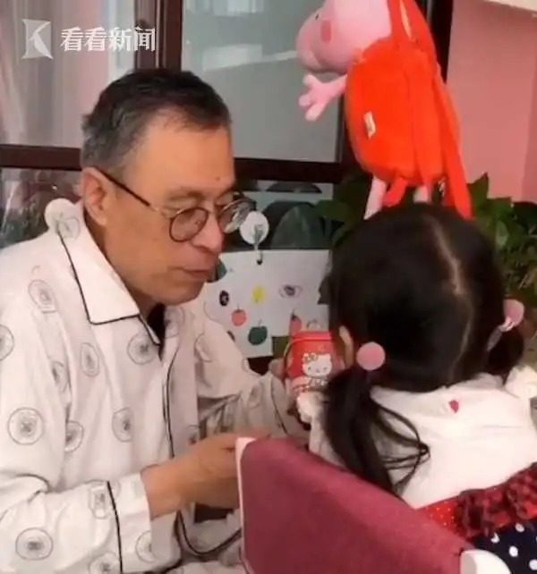  操碎了心孙女明年上小学爷爷奶奶借课本自学