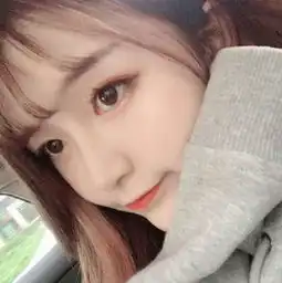  古力娜扎真人长啥样路人镜头才是照妖镜不料被大长腿抢镜