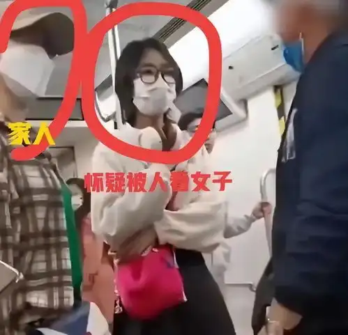  戴口罩女子怀疑被男子偷看就开骂男生怒怼就露一对眼珠子看啥