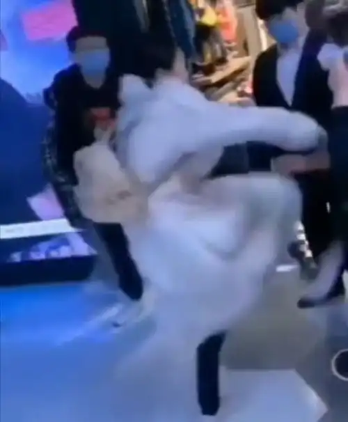 贵阳妙龄女子不戴口罩进商场被拦,气焰嚣张辱骂并踢踹工作人员