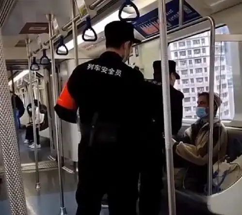  广东一外籍男子地铁内脚踩扶手不正确戴口罩,女子挺身呵斥引热议