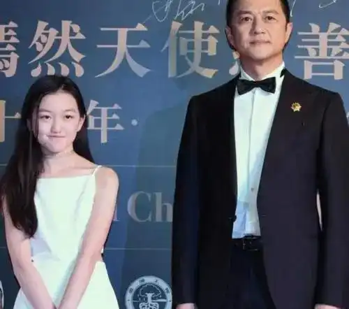  李亚鹏分享全家福合照李嫣出国读书奶奶陪读,同框画面很是温馨