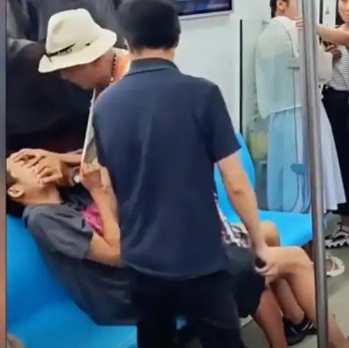 反转官方通报地铁打人事件小伙喝醉先骂人,扯坏老头衣服被打
