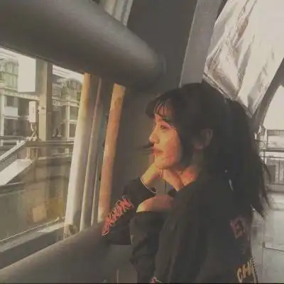 背影或侧脸女头像高冷