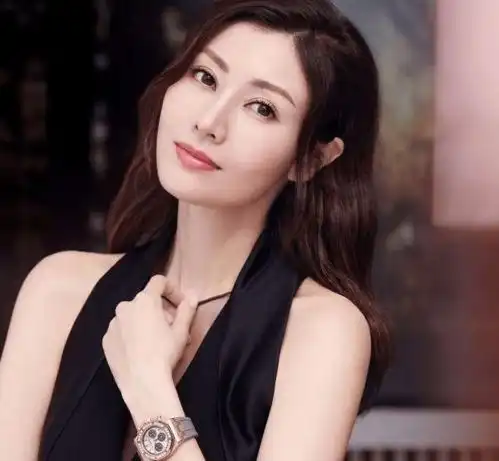  赌王去世时,李嘉欣凭一张照片大闹葬礼,看何超琼如何霸气反击