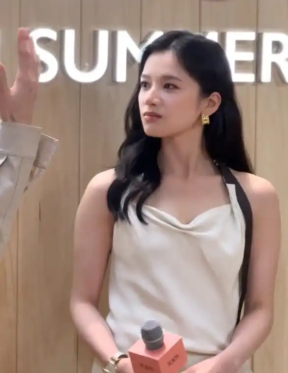  同是线下活动白裙子,周也清新脱俗,却被张婧仪的女人味惊艳了