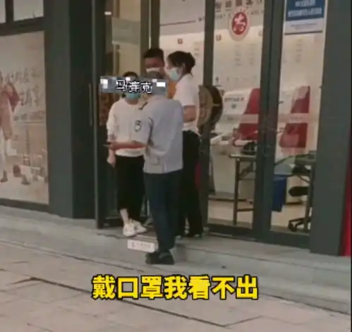  温州一女生被保安大叔叫大姐当场发飙保安戴着口罩没看清