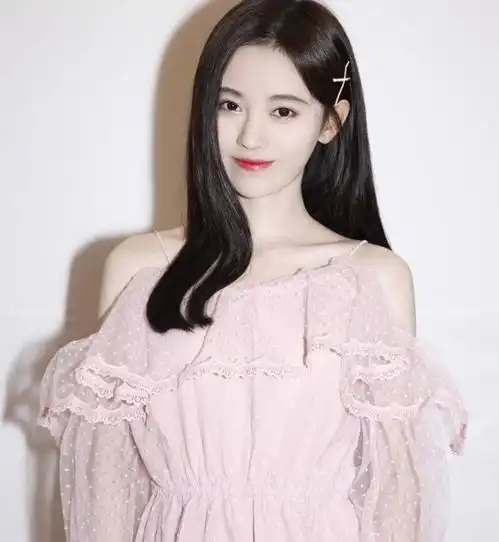  鞠婧祎有多可人穿粉色连衣裙尽显清纯少女感,网友仙女下凡了