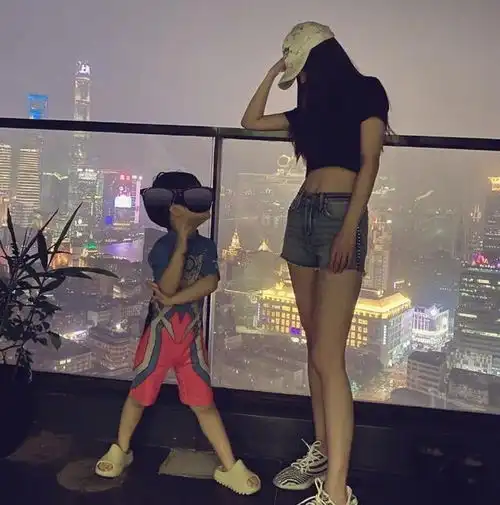  baby带儿子出游小海绵戴墨镜口罩酷劲十足