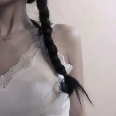  女生头像真人霸气黑色不露头的像小鸟一样在天上飞的感觉