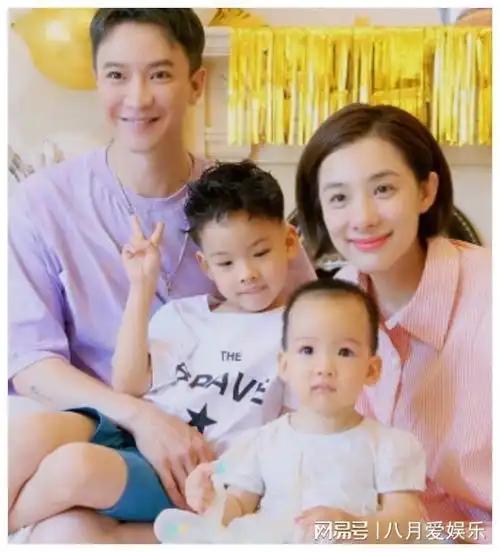  刘璇带儿女玩雪,两岁半女儿雪地拍照紧张得哭,五官和哥哥似饼印