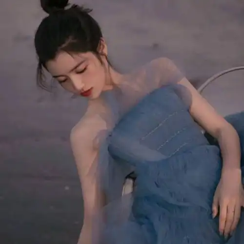  小众女生头像对你是正儿八经的偏心