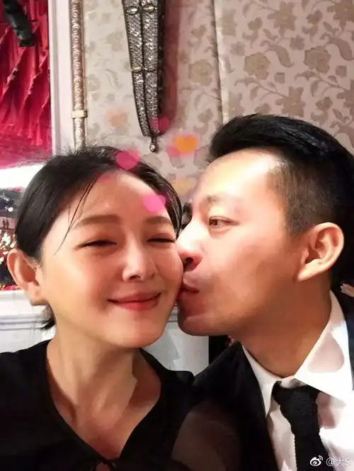  张颖颖现身寺庙祈福疑似与汪小菲隔空穿情侣装