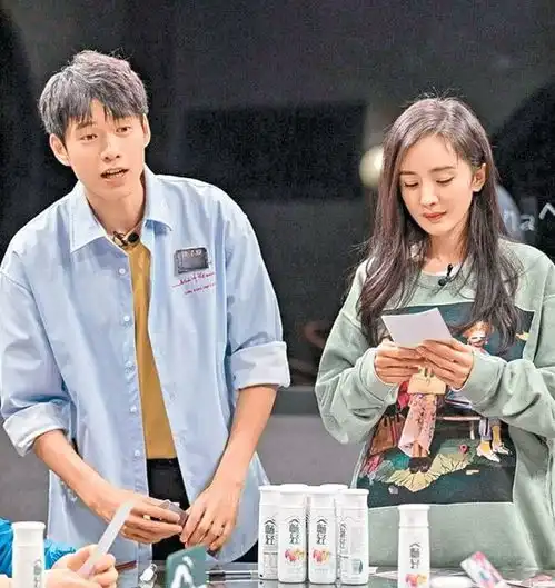  杨幂魏大勋分手刘恺威笑容满面出席聚会,挨着美女开心合照