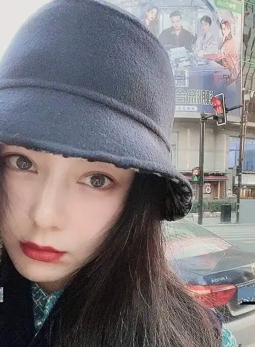  范冰冰花式为弟弟打call,谁注意到她脸上戴的口罩看清设计大家傻眼了