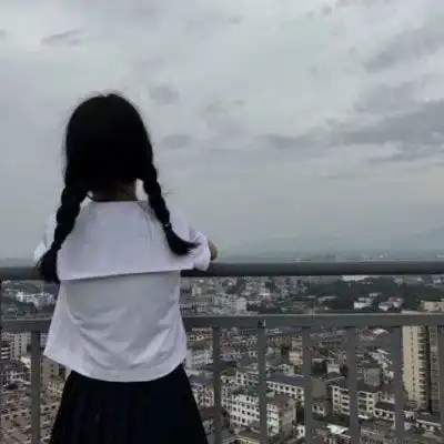  扎两个小辫子发型的可爱清纯头像