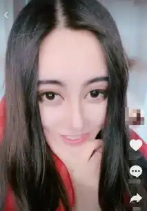  抖音小姐姐方兔兔因酷似热巴走红,一个细节暴露俩人的不同