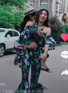  抖音最潮母女,打扮带娃两不误,网友爸爸一定是拯救了银河系