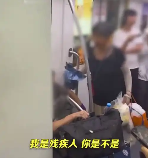  小伙拒绝地铁让座被老人用雨伞打网友吵翻