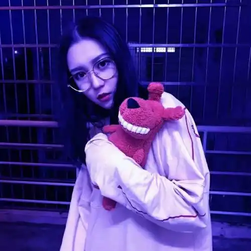  紫色超甜的女生头像,美女女生看过来