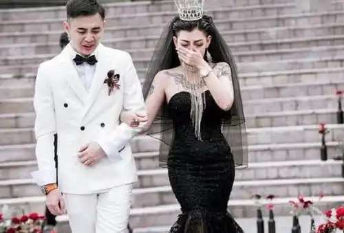  还记得那位抖音很火满身纹身,穿黑色婚纱的新娘如今判若两人