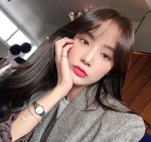  女生齐刘海的长发发型,塑造别样的style