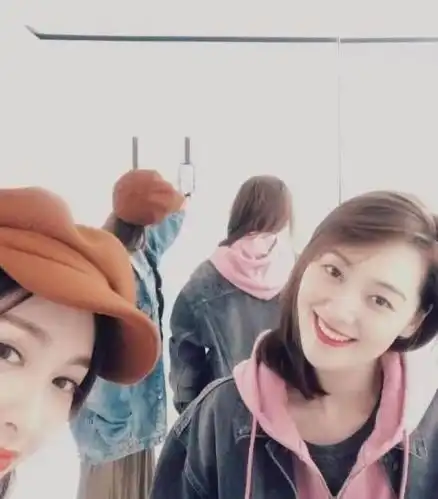  唐嫣婚后和央视主持人合照,气质差别太大了