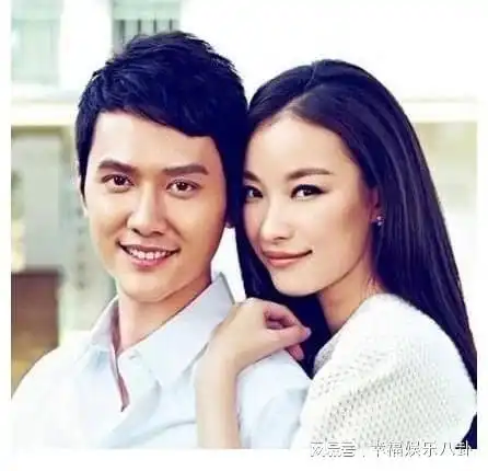  女星倪妮穿白色抹胸短裙参加首映礼,错搭黑色中长靴美腿变粗
