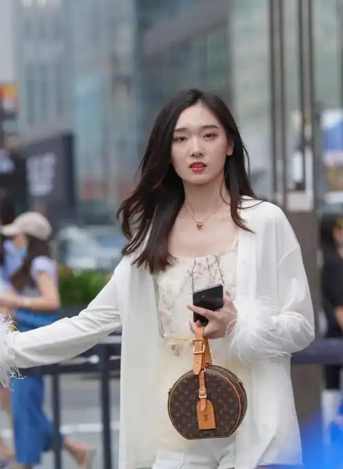  清新脱俗的穿法,高级大方清爽随性,十分迷人