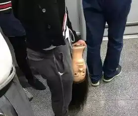  吓人上海地铁一男子拎假人头头像倒挂
