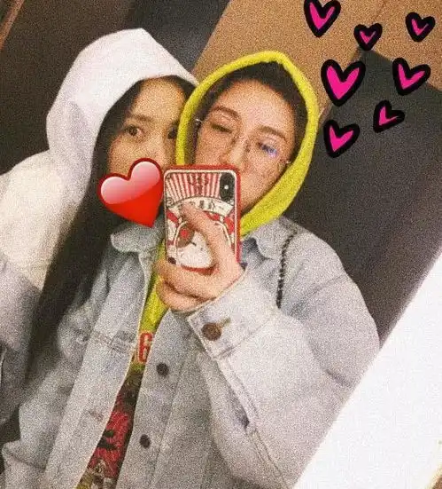  杨幂深夜与闺蜜聚会开心玩自拍,动作亲密胜似姐妹