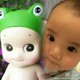  小学霸诞生梁静茹晒半岁儿子看书萌照星二代卖萌pk