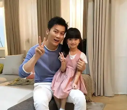  曝42岁李晨上海遛娃女儿五官清秀超像爸,推简易婴儿车太低调