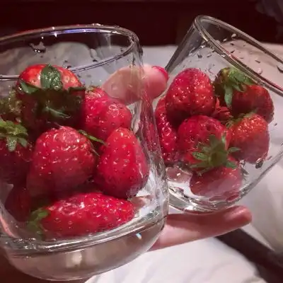  ins草莓背景你和草莓一样甜听风景静物头像我要个性网
