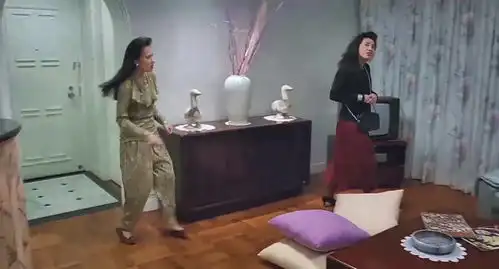  吴君如赌博输了钱,就跑来闺蜜家扮神经病