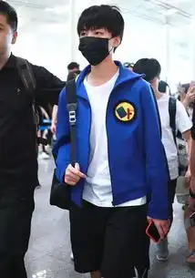  王俊凯现身机场又高又帅却因为手机意外破功