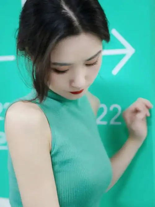  绿色紧身长款针织裙,搭配高跟鞋,优雅气质又有女神范的美
