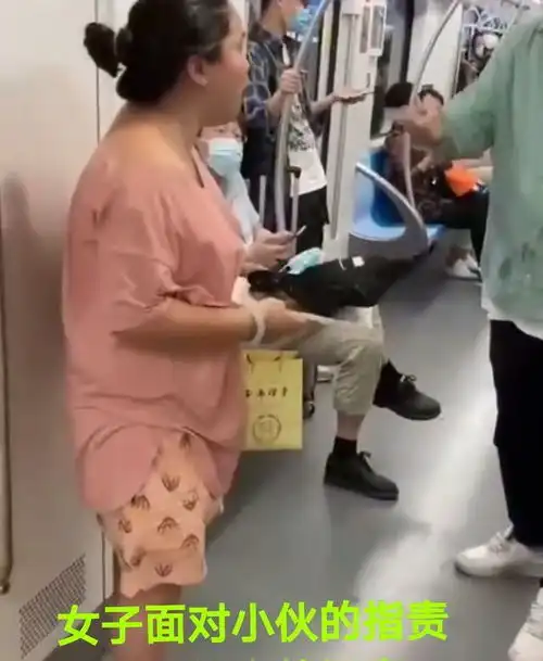  上海女子地铁不戴口罩狂喝饮料,男子制止后大妈猛摔饮料撒泼