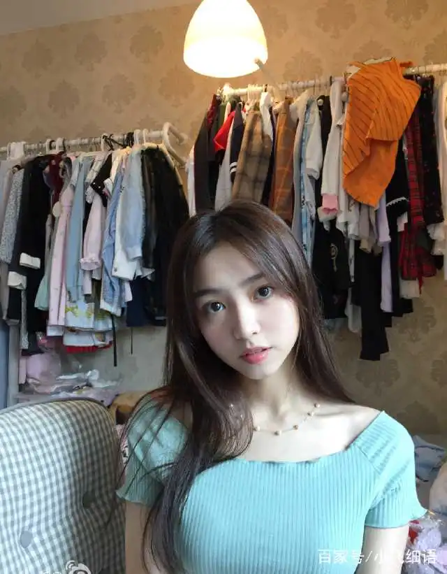  身姿丰盈的打底裤美女,吸引众人的目光,很显阳光大气