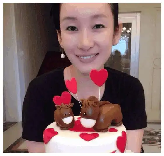  嫁给王新军的秦海璐豪宅装修曝光,沙发像画,大女人的少女心