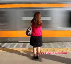  日本地铁专设女性车厢防性骚扰