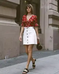  2018夏季ins爆红的新风尚,丢掉茶歇裙,是时候入手这条排扣裙了