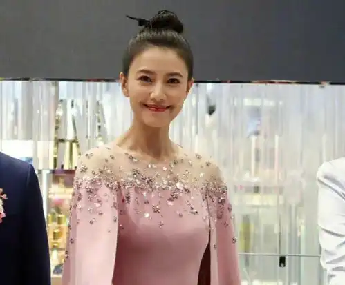  高圆圆近照曝光,微笑上班略显勉强,网友该出来拍戏了吧
