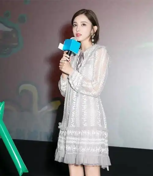  古力娜扎身穿衬衫搭配背带裤,做爱心手势,网友女神萌萌哒