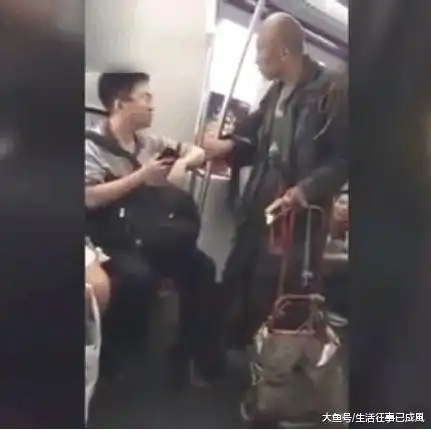  小伙地铁上没让座,大爷怒骂法律规定要给老人让座