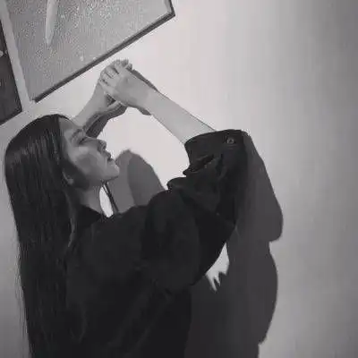  女生黑白头像伤感高清2018最新人往前走痛才会退后